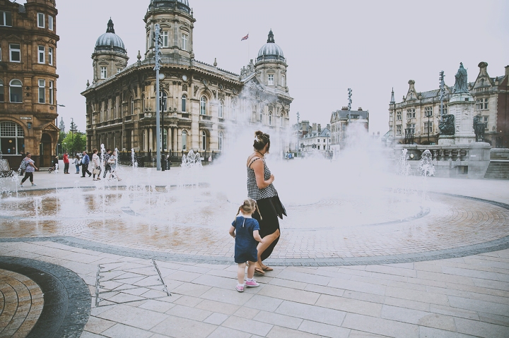 Hull Queen Victoria Square Water Fountains mum and daughter
