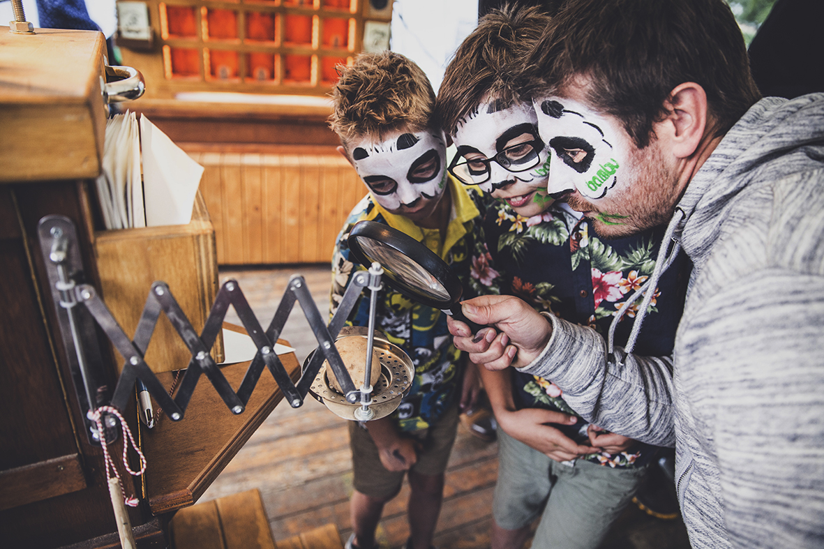 MAGNIFYING GLASS DJ FRIETMACHINE SUPERHALLO FREEDOM FESTIVAL 2017