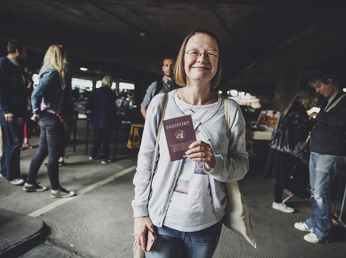 LADY HOLDING A PASSPORT BRIDGES Y PUENTES THE RAGROOF PLAYERS FREEDOM FESTIVAL 2017