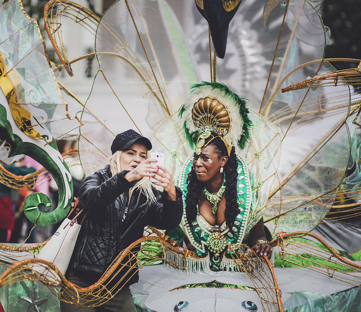 SELFIE WITH CARNIVAL PERFORMERS HULL INTERNATIONALE CARNIVAL FREEDOM FESTIVAL 2017